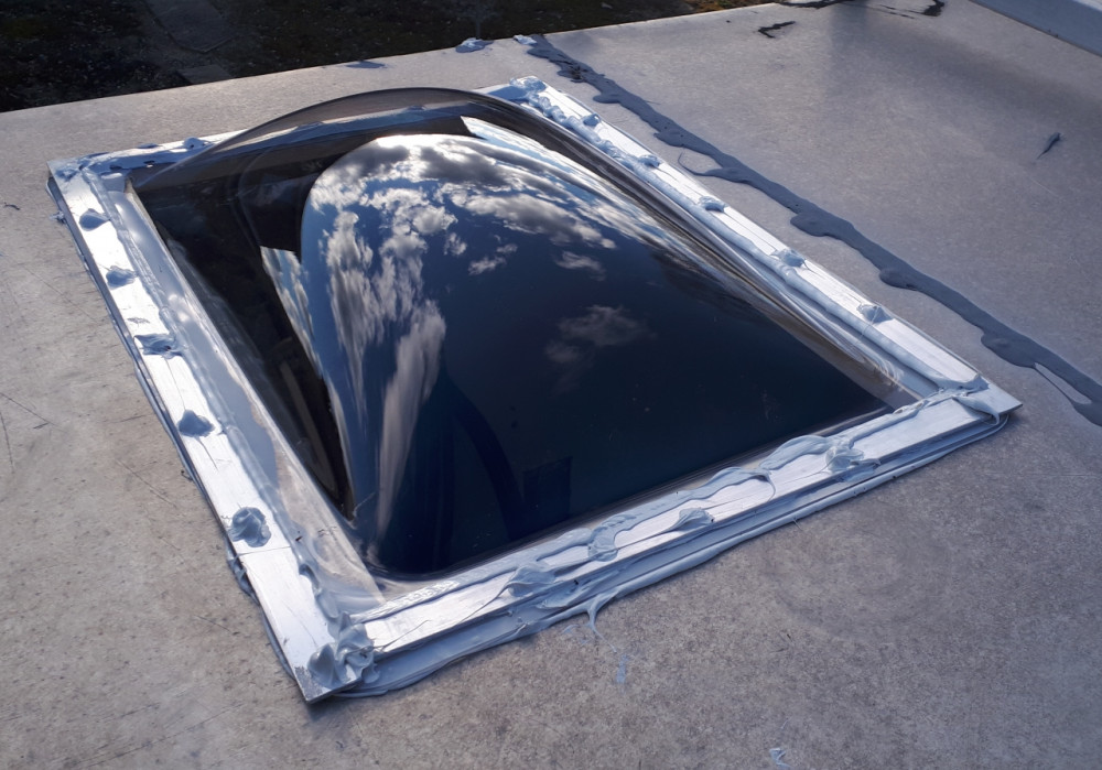 The skylight with the supporting aluminium flat pieces and a lot of caulk.