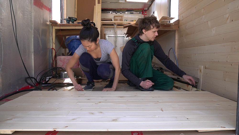 Teamwork! Sachiko is grateful for her anti-hammer-smash sausage climbing fingers.